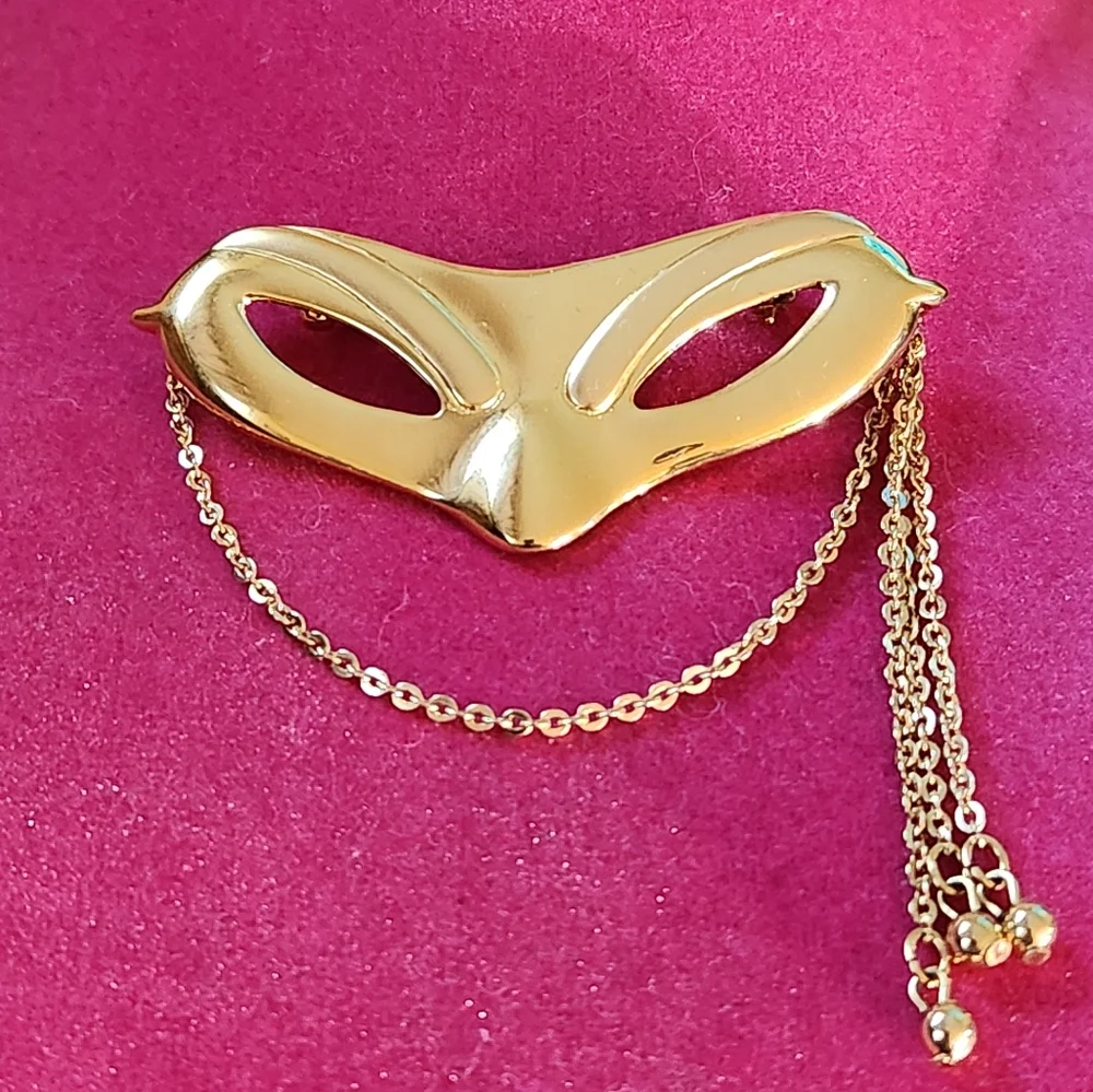 MASQUERADE BALL MASK PIN ~ GOLD TONE ~ VINTAGE ~ - Picture 1 of 5